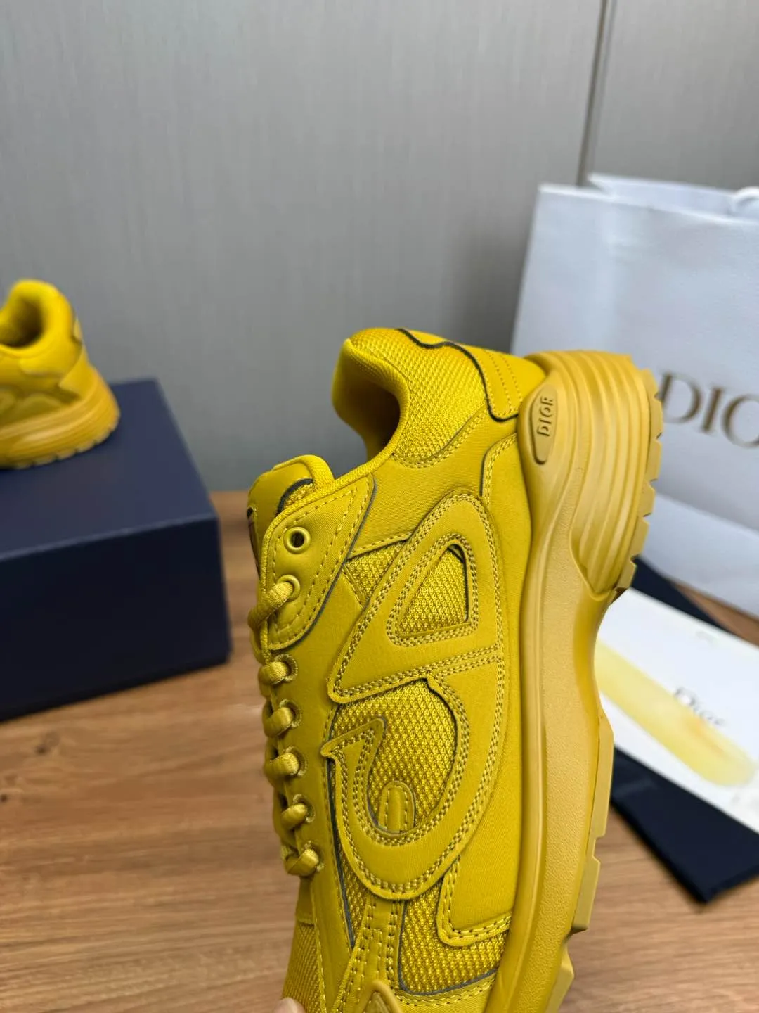 Men's men's shoes 💰740💰 D family Dior ~ New B30 couple 👫 low-top sneakers, the highest version on the market ✅ carefully made of gray mesh fabric and white technical fabric, decorated with reflective "CD30" graphic logo, and "DIO ~ B30" and "CD30" logos on the heel and tongue. An extra-light, sculpted rubber sole with signature accents adds style, while internal stretch details create ideal comfort. It can be matched with various casual styles to show the fashionable and modern sports style〰️ Size: 35-40 (customized at 40 for women) 39-45 (customized at 38.45 for men)